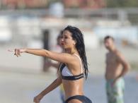 Tulisa Contostavlos seksownie prezentuje swoje wdzięki na plaży 